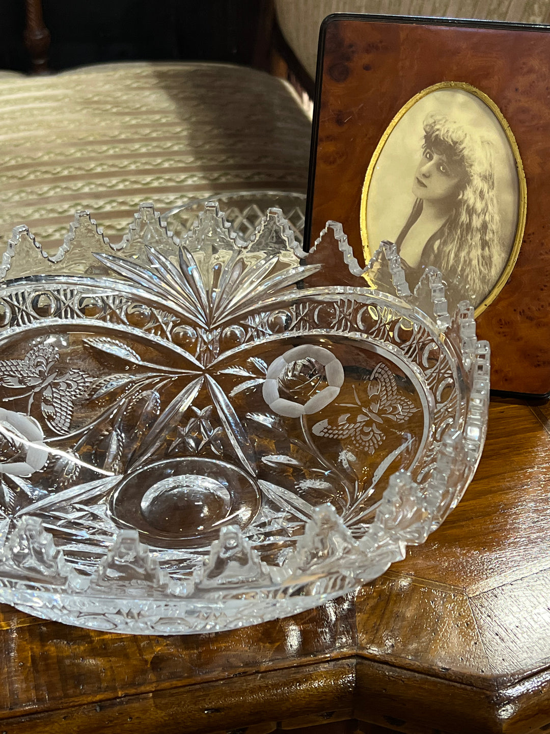 Raffinato Centrotavola in cristallo con un intricato decoro floreale intagliato.Con il suo bordo seghettato e la forma armoniosa, questo pezzo è perfetto per arricchire la decorazione di qualsiasi tavola, aggiungendo un tocco di eleganza.
Diametro 28 cm Altezza 11 cm 