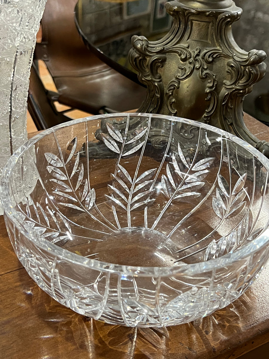 Meraviglioso Centrotavola in cristallo con intaglio a motivo fogliaceo. Il cristallo è chiaro e trasparente il che aggiunge una qualità brillante all'oggetto quando la luce lo attraversa.
Questo tipo di centrotavola è tipicamente utilizzato per decorare tavole o credenze, e può essere riempito con frutta, fiori, o semplicemente lasciato vuoto come elemento decorativo. 
Diametro 23 cm Altezza 8,5 cm 