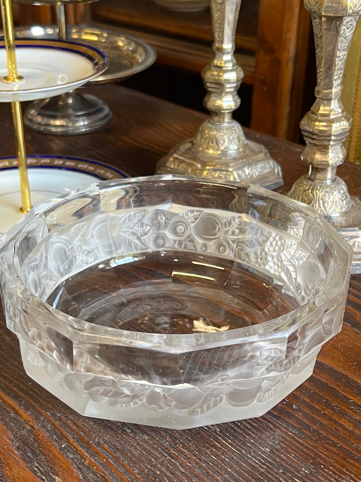Centrotavola in vetro con bordo sfaccettato e decorazione di frutta incisa in vetro satinato, un tocco diverso dal solito che aggiunge eleganza  e profondità all'oggetto. 
Ideale da utilizzare come elemento decorativo aggiungendo frutta o verdura.
Misure 20x7 cm