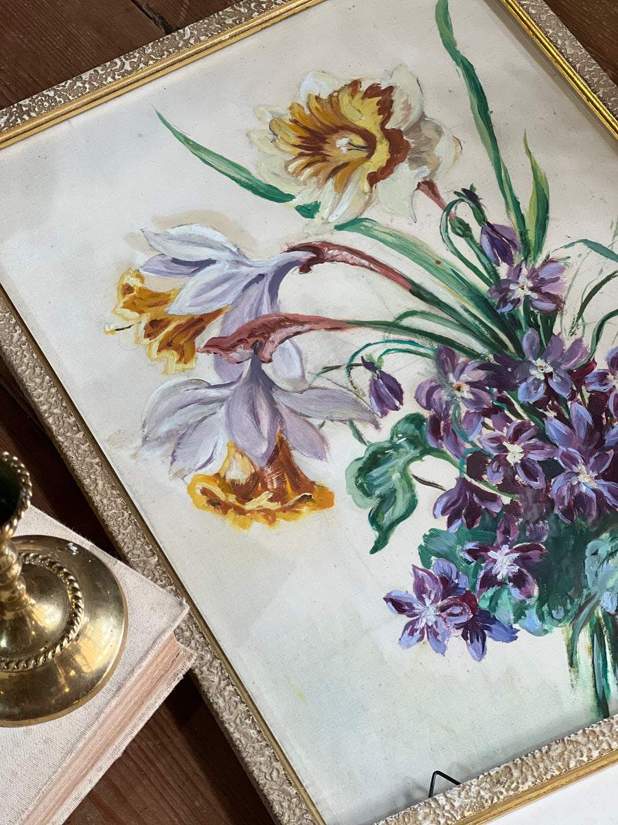 Quadro dipinto a tempera incorniciato in una delicata cornice dorata. Sono stati realizzati una composizione di fiori narciso e violette.
Perfetto da aggiungere in una composizione di quadri o per dare un tocco elegante in un punto della casa.
Misure 29x39,5 cm 
La cornice presenta qualche imperfezione sugli angoli.