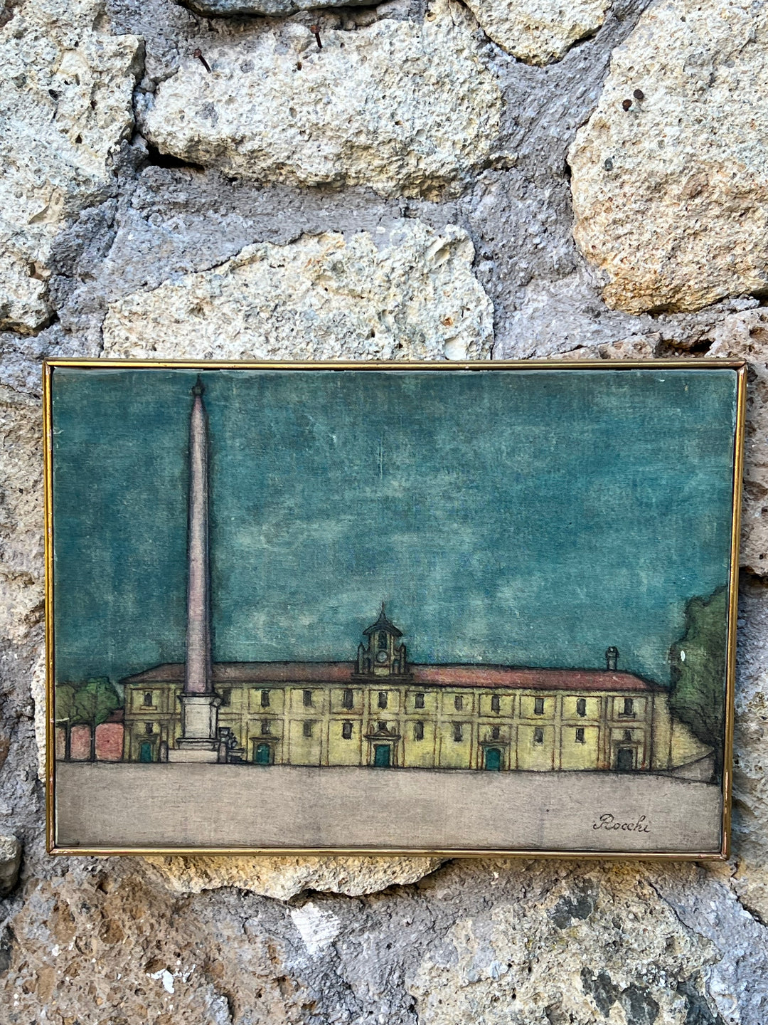 Quadro in tecnica mista realizzato dall'artista Rocchi con raffigurato l'obelisco lateranense presente a Roma. Questo quadro cattura con eleganza l'obelisco che si erge maestoso di fronte all'architettura classica di uno degli edifici emblematici della città. La tavolozza di colori utilizzata, dominata da toni verdi e terrosi, contribuisce a creare un'atmosfera serena e riflessiva, perfetta per qualsiasi ambiente.
Misure 36x26 cm