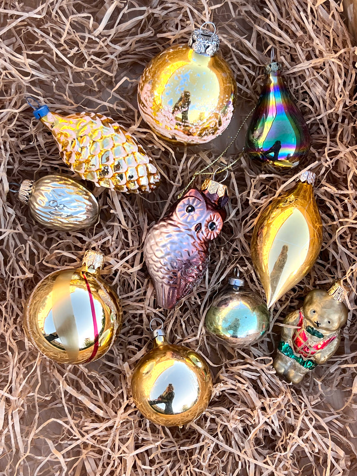 Set di dieci palline in vetro vintage dai toni dell'oro e del marrone. Pezzi unici, piani di storia ed incanto, pronti a brillare sul tuo albero.