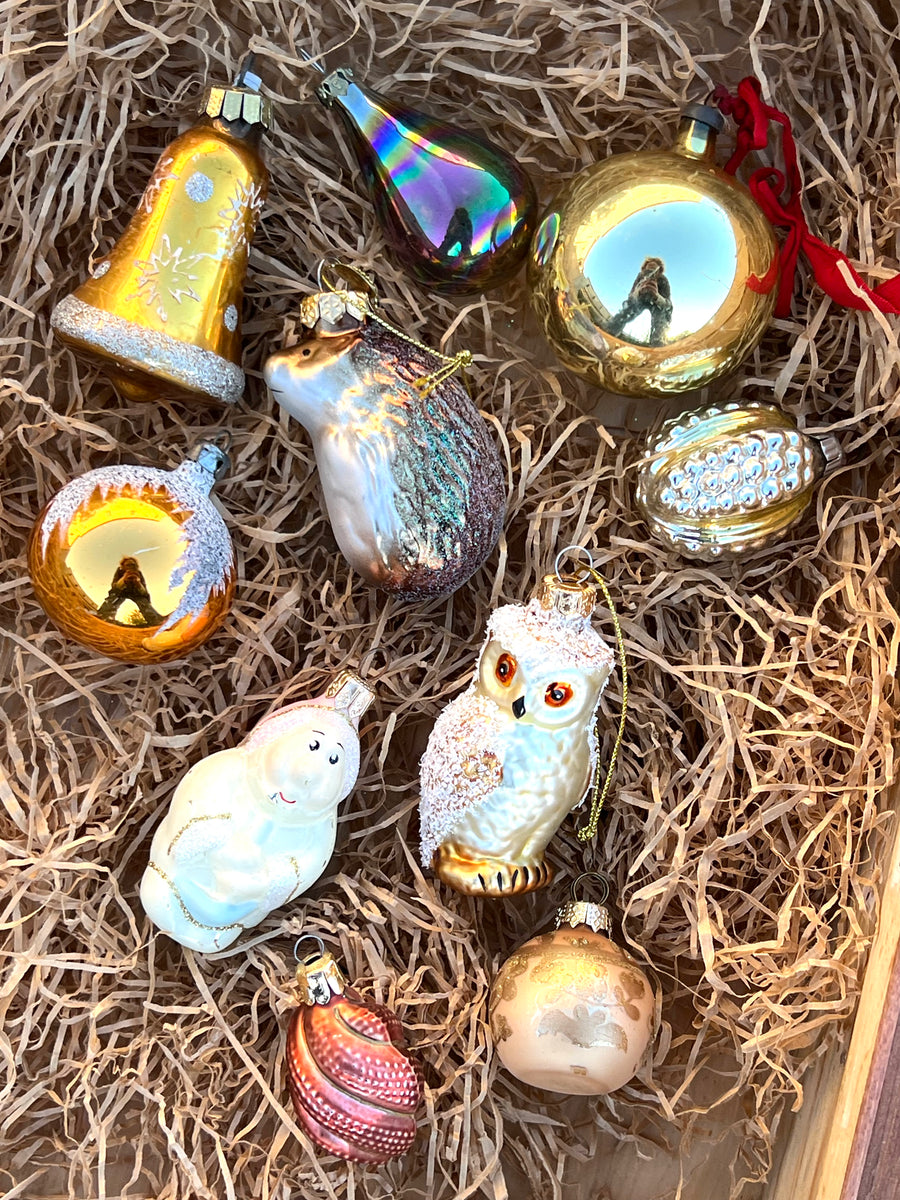 Set di dieci palline in vetro vintage dai toni dell'oro e del marrone. Pezzi unici, piani di storia ed incanto, pronti a brillare sul tuo albero.