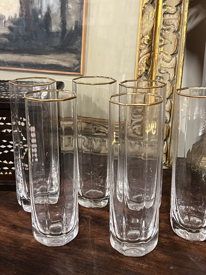 Set di sei bicchieri da bibita in cristallo trasparente con raffinata bordatura dorata, perfetti per una tavola elegante e sofisticata.
Ideali per acqua, cocktail o bevande eleganti, un set perfetto per chi ama lo stile classico senza rinunciare alla raffinatezza!
Misure 6x16 cm