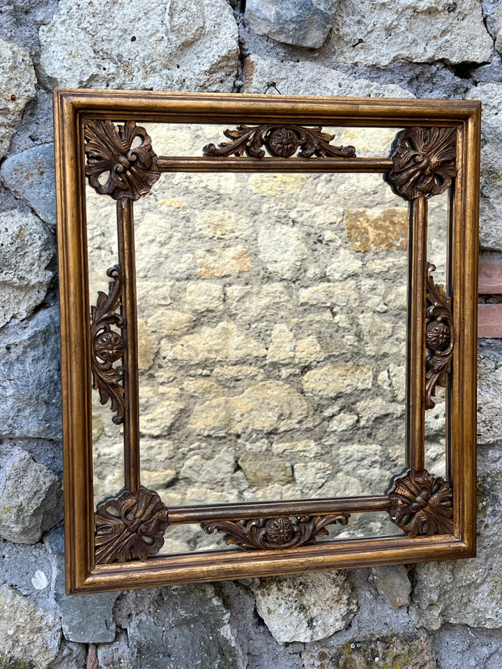 Un elegante Specchio che cattura l'essenza del design classico, perfetto per aggiungere un tocco di charme senza tempo a qualsiasi ambiente. La cornice in legno dorata è intagliata con dettagli decorativi ricchi dona un carattere unico al pezzo, ideale sia per interni moderni che tradizionali.
Misure 45x50 cm
Sulla parte dello specchio sono presenti delle linee probabilmente prodotte nel momento della fattura, possibilità di richiedere altre fotografie.
