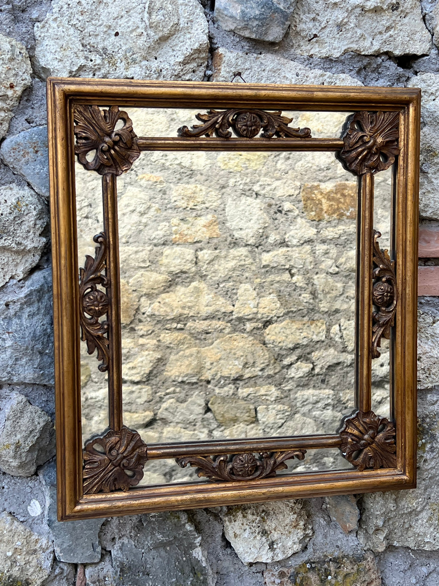 Un elegante Specchio che cattura l'essenza del design classico, perfetto per aggiungere un tocco di charme senza tempo a qualsiasi ambiente. La cornice in legno dorata è intagliata con dettagli decorativi ricchi dona un carattere unico al pezzo, ideale sia per interni moderni che tradizionali.
Misure 45x50 cm
Sulla parte dello specchio sono presenti delle linee probabilmente prodotte nel momento della fattura, possibilità di richiedere altre fotografie.