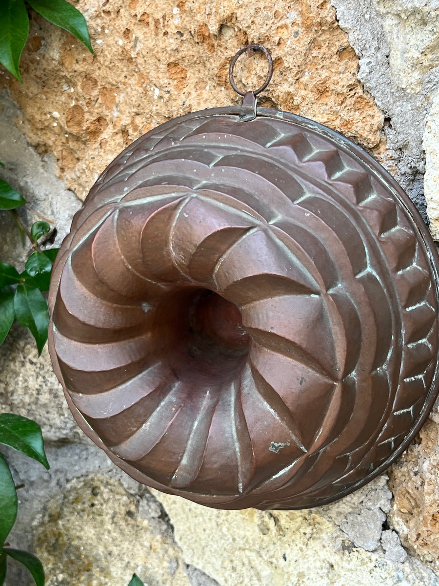 Vecchia Forma da budino in rame con design a spirale e dettagli in rilievo.
La robustezza del rame e la patina del tempo rendono questo stampo un autentico oggetto del passato, ideale come elemento decorativo da appendere alle pareti.
Misure 25x10 cm