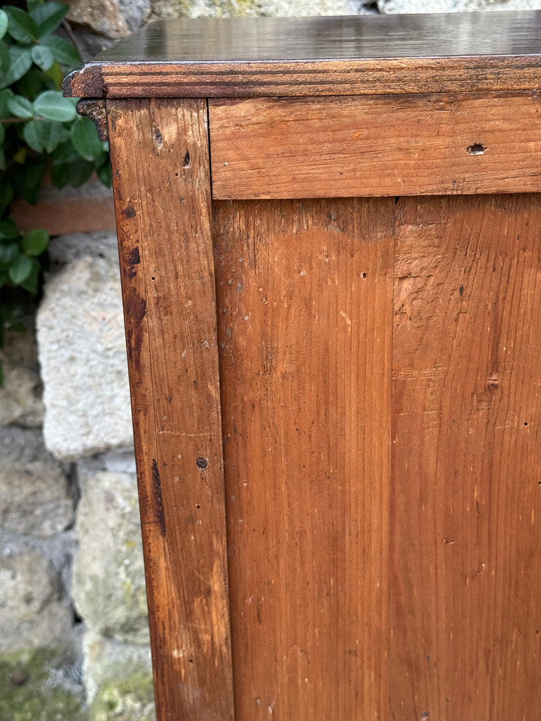 Comodino antico a colonna con anta e due cassetti Italia prima metà Novecento