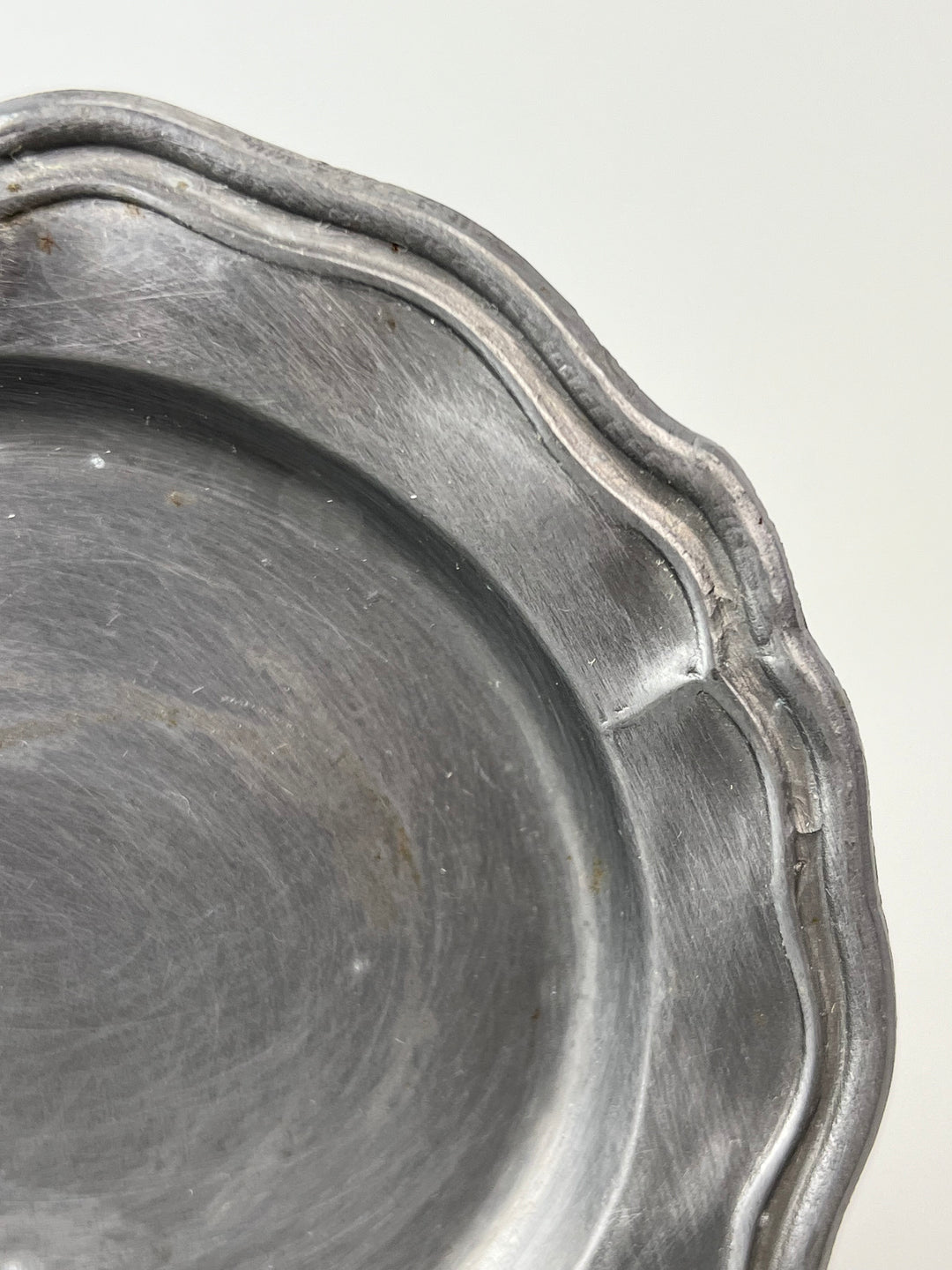 Set di 12 sottobicchieri in peltro e bordo sagomato