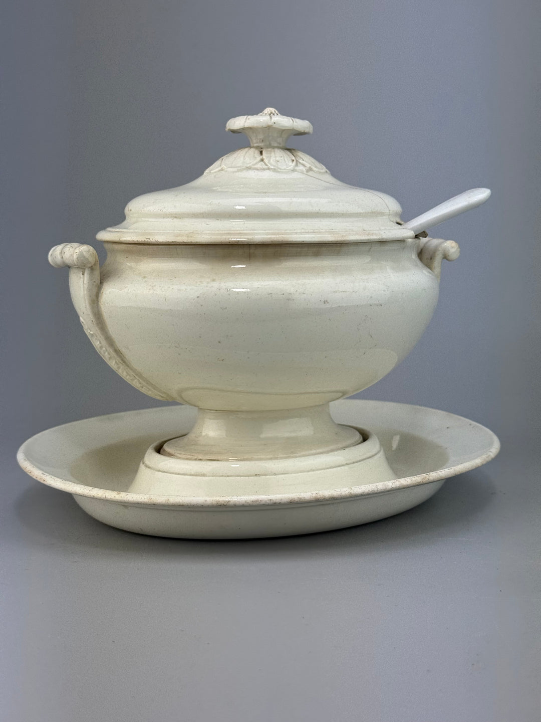Zuppiera in ceramica Wedgwood bianca con cucchiaio vintage