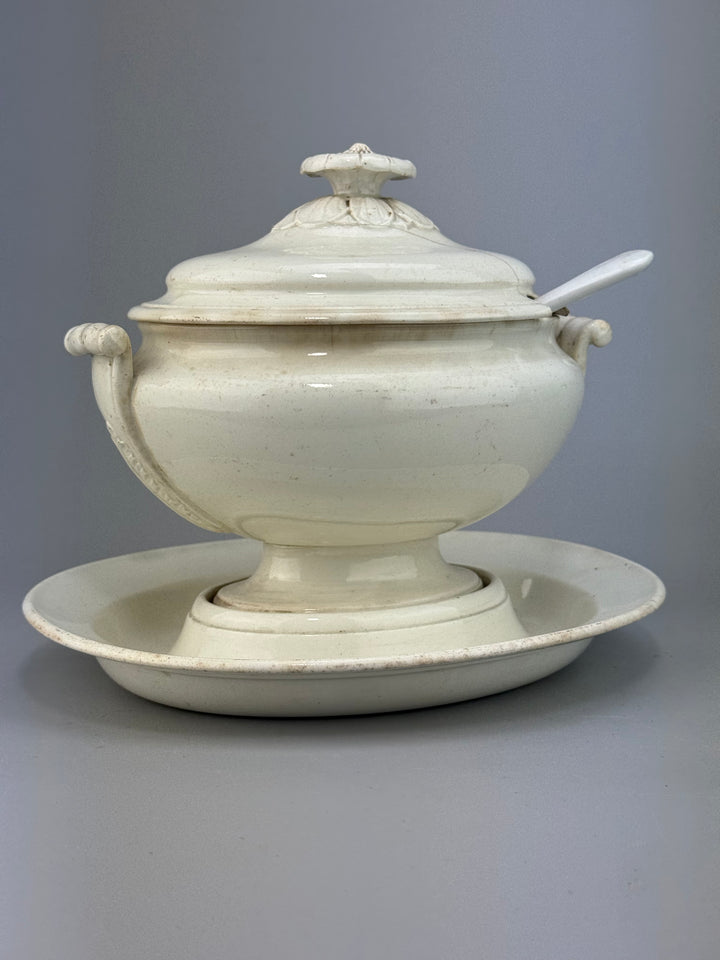 Zuppiera in ceramica Wedgwood bianca con cucchiaio vintage