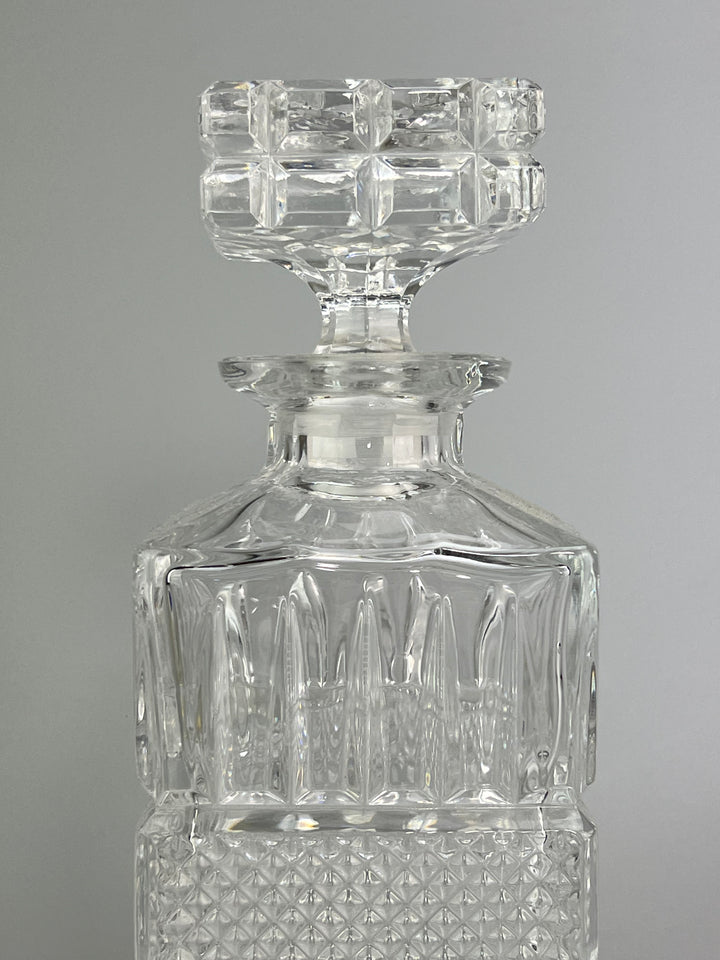 Bottiglia in cristallo molato con tappo design geometrico