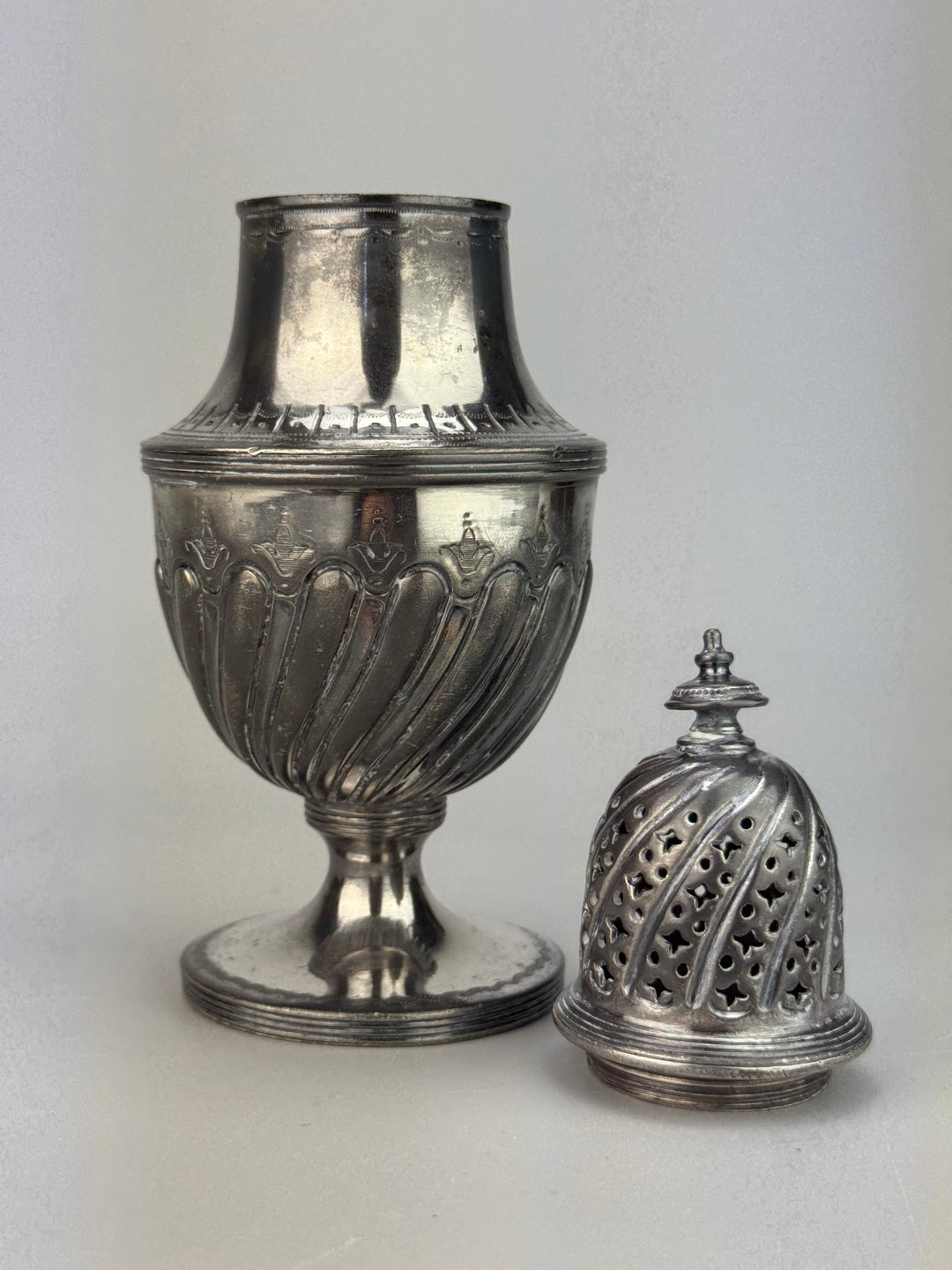 Spargizucchero inglese vintage in silverplate lavorato