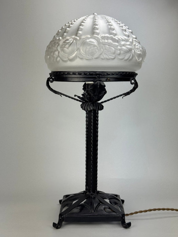 Lampada da tavolo Art Décò in metallo con paralume in vetro satinato modellato
