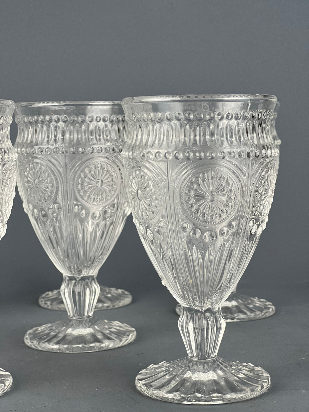 Set di sei calici decorati stile vintage
