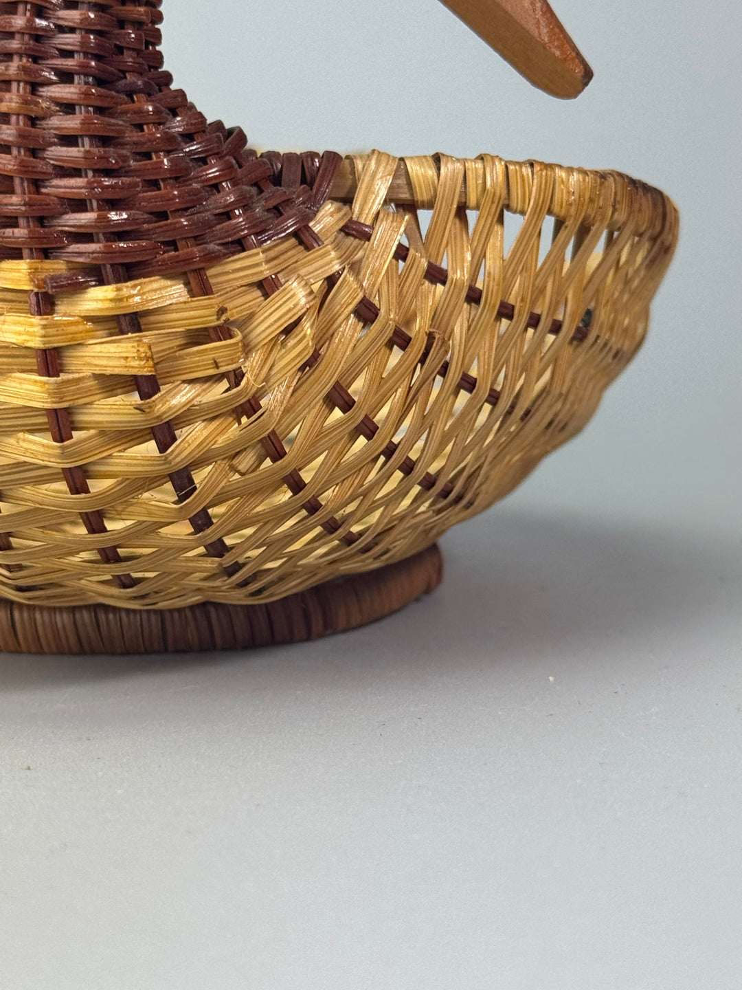 Cestino vintage in vimini a forma di anatra intrecciata
