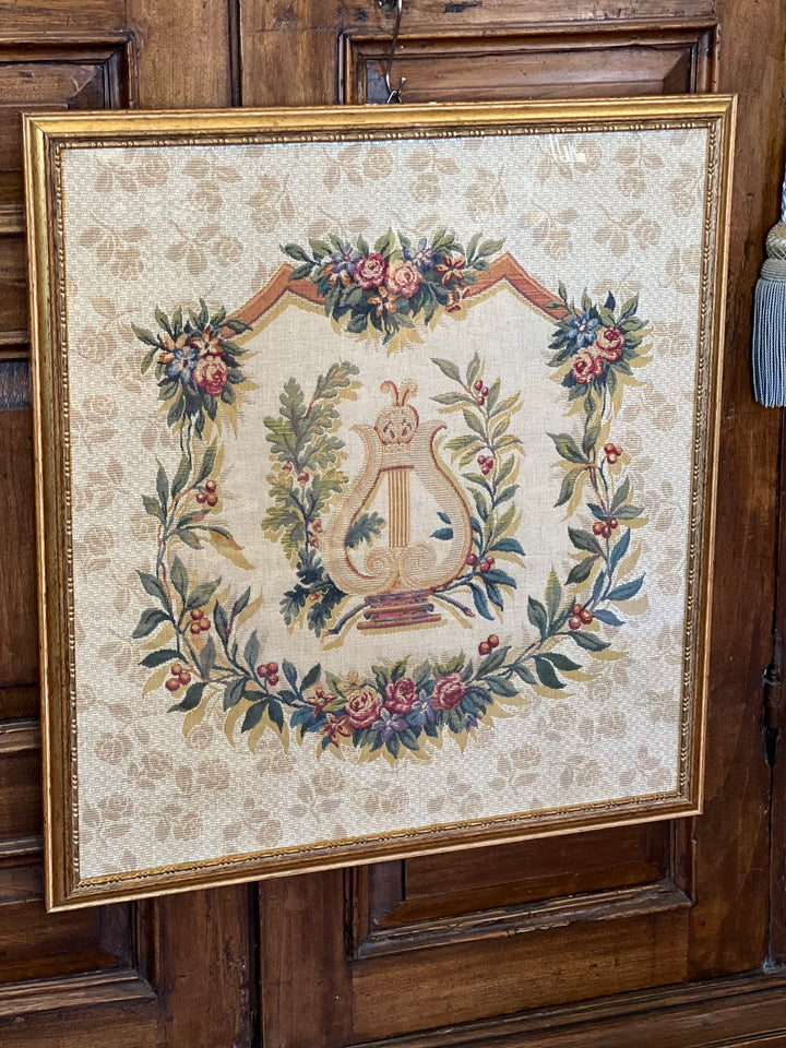 Arazzo decorativo incorniciato con lira e ghirlanda floreale stile classico