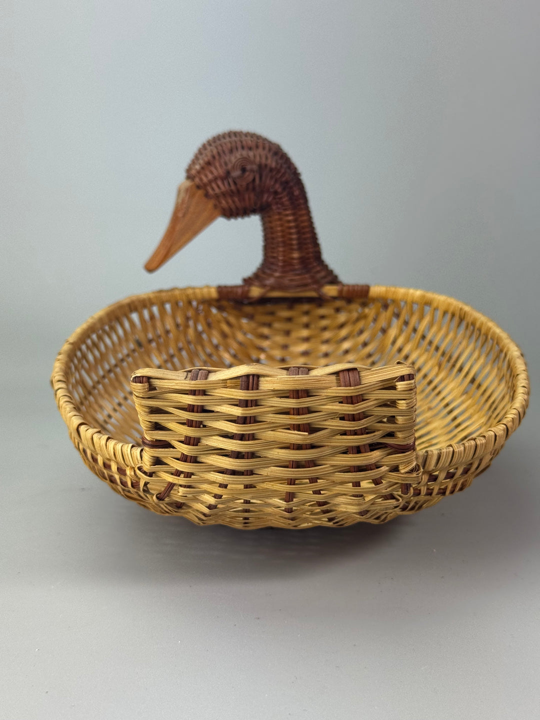 Cestino vintage in vimini a forma di anatra intrecciata