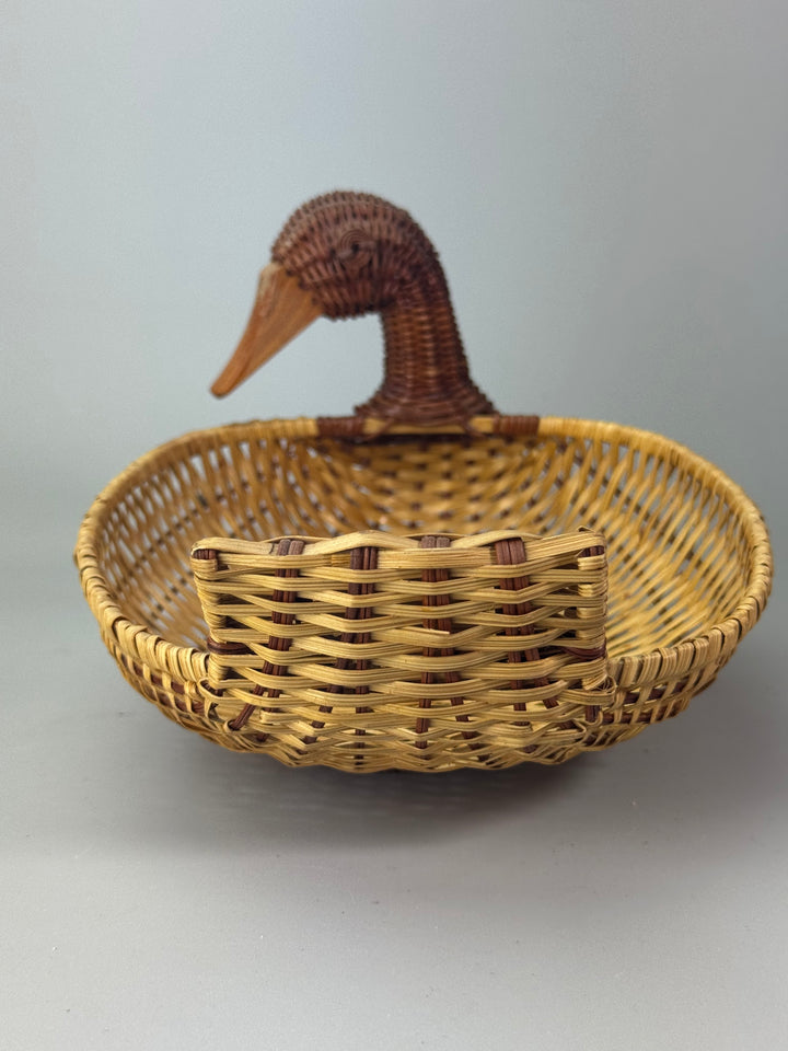 Cestino vintage in vimini a forma di anatra intrecciata