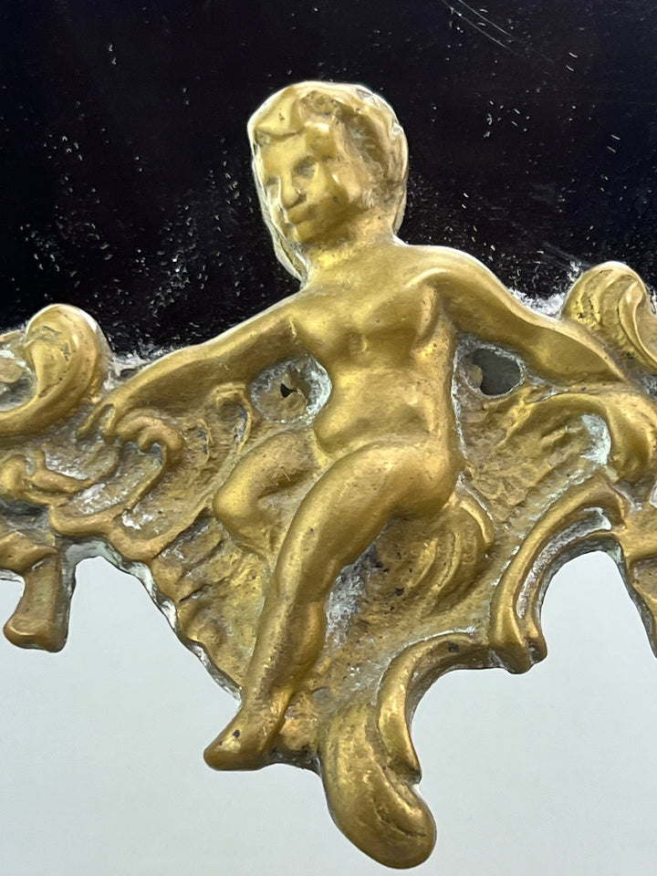 Specchio da tavolo in bronzo dorato con putti stile rococò