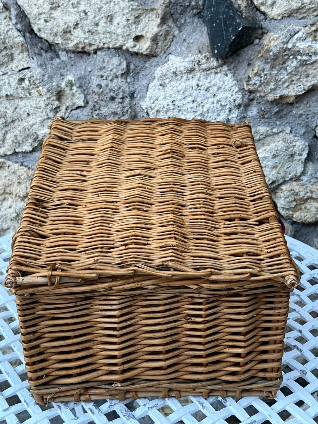 Cesta in vimini intrecciato con coperchio