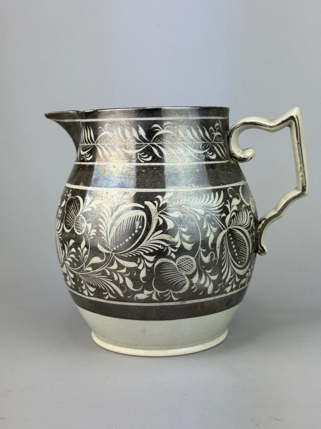 Brocca in ceramica con decoro argentato floreale