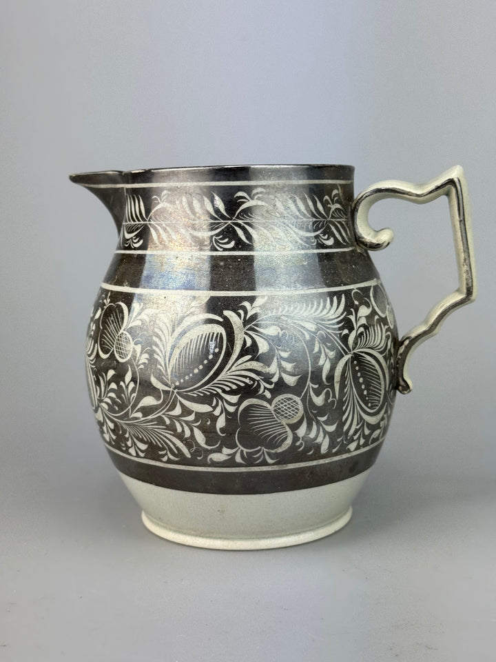 Brocca in ceramica con decoro argentato floreale