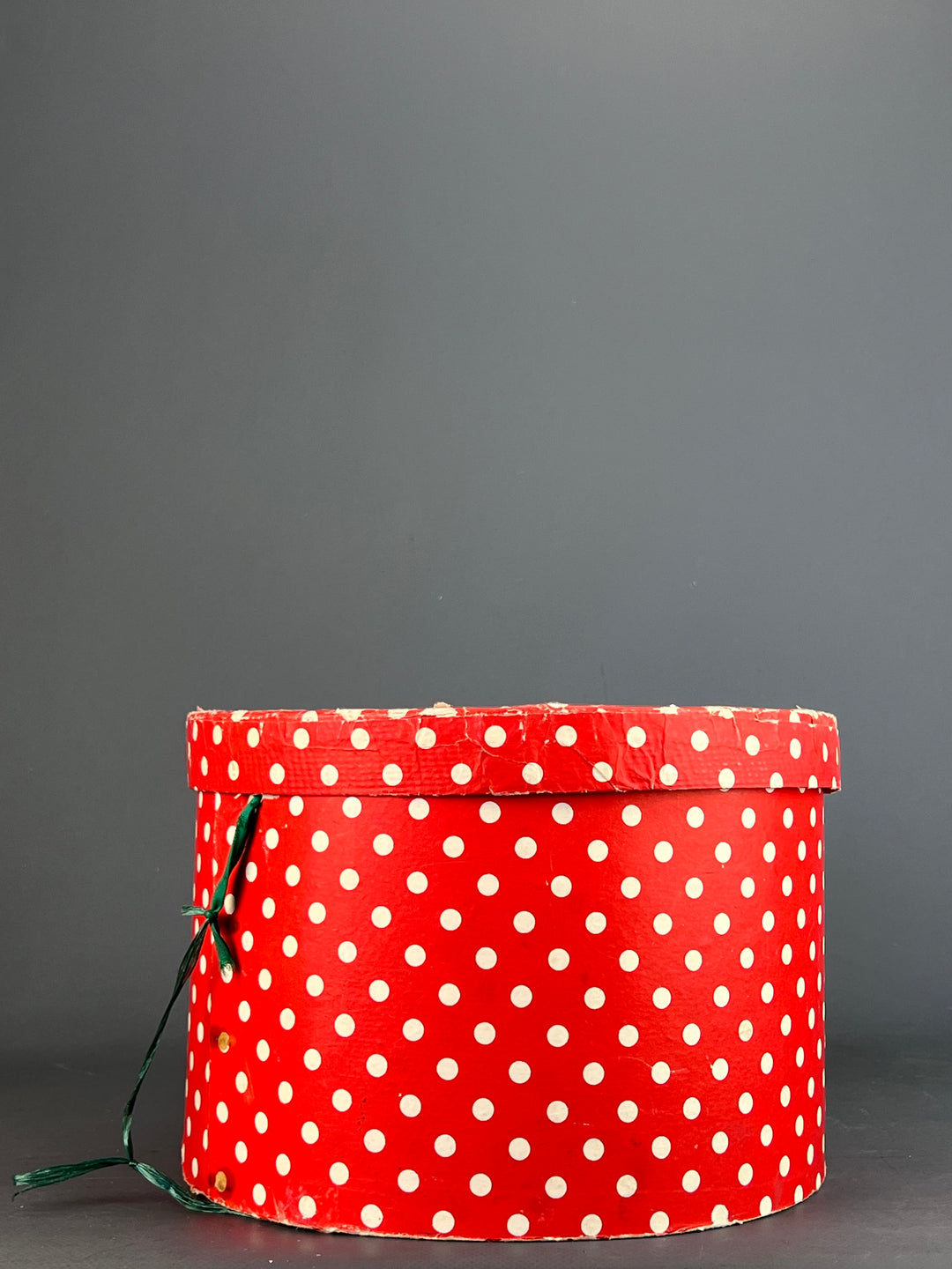 Scatola Cappelliera cartone rosso a pois vintage