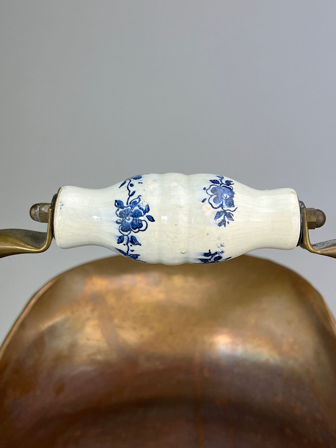 Versatoio in rame per carbone con manici in porcellana decorata