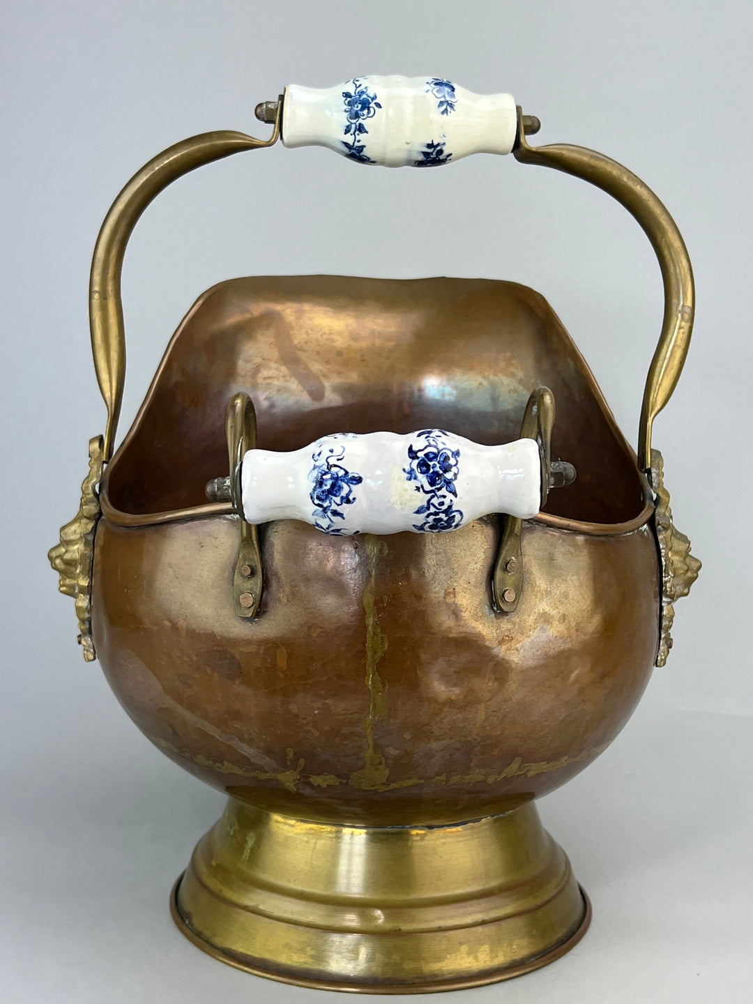 Versatoio in rame per carbone con manici in porcellana decorata