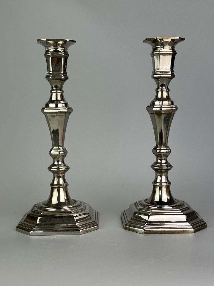 Coppia di Portacandele in Silverplated – Stile Classico a Base Ottagonale