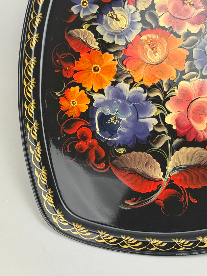 Vassoio russo in metallo dipinto a mano con decoro floreale su fondo nero