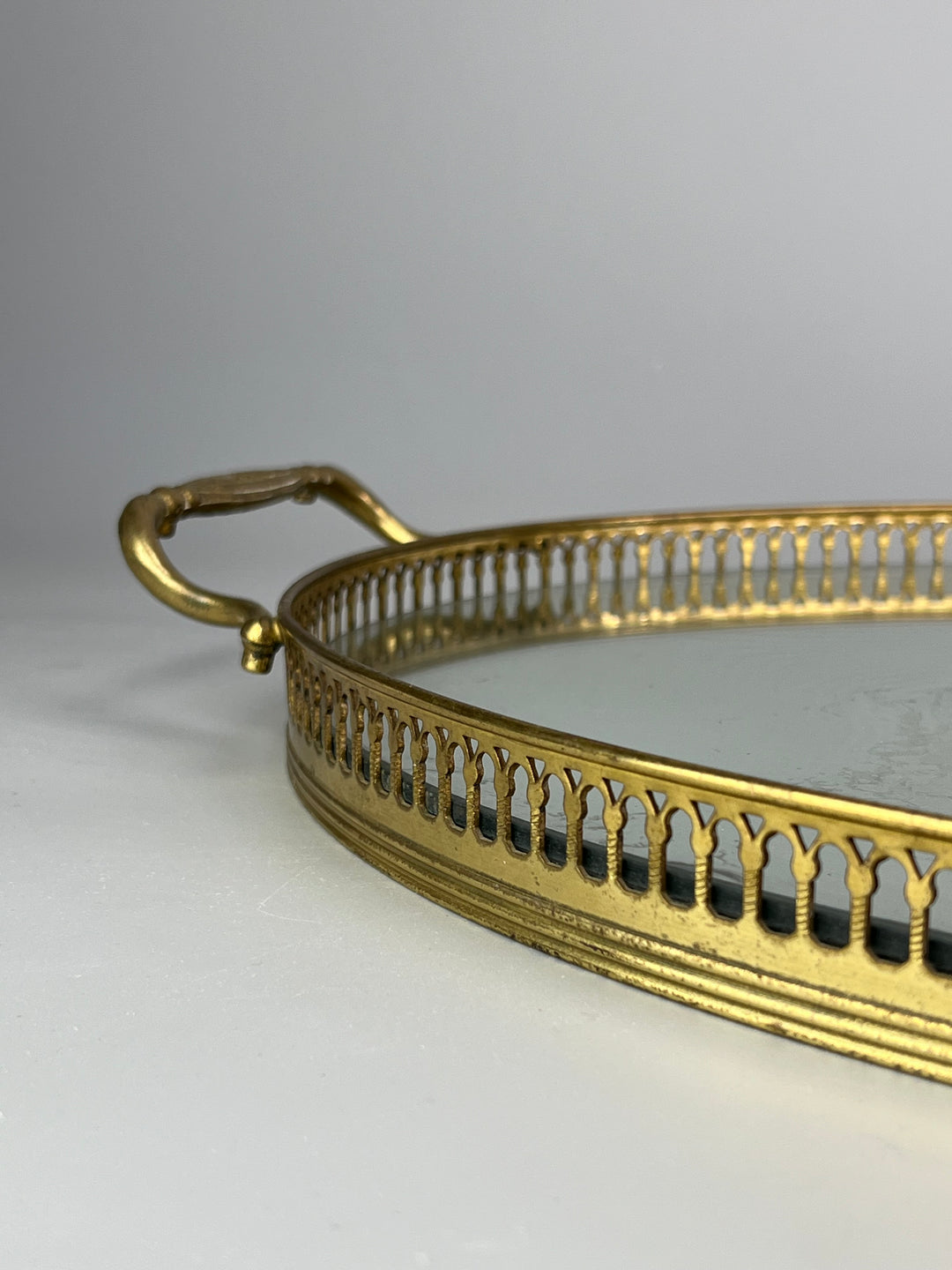 Vassoio Vintage in Vetro con Ringhiera in Ottone Traforato – Ovale