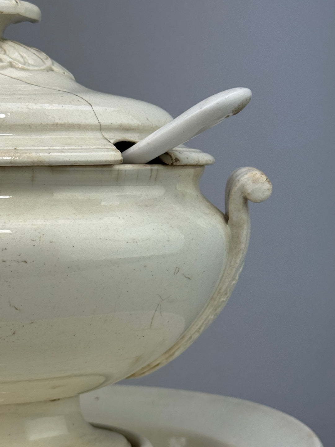 Zuppiera in ceramica Wedgwood bianca con cucchiaio vintage