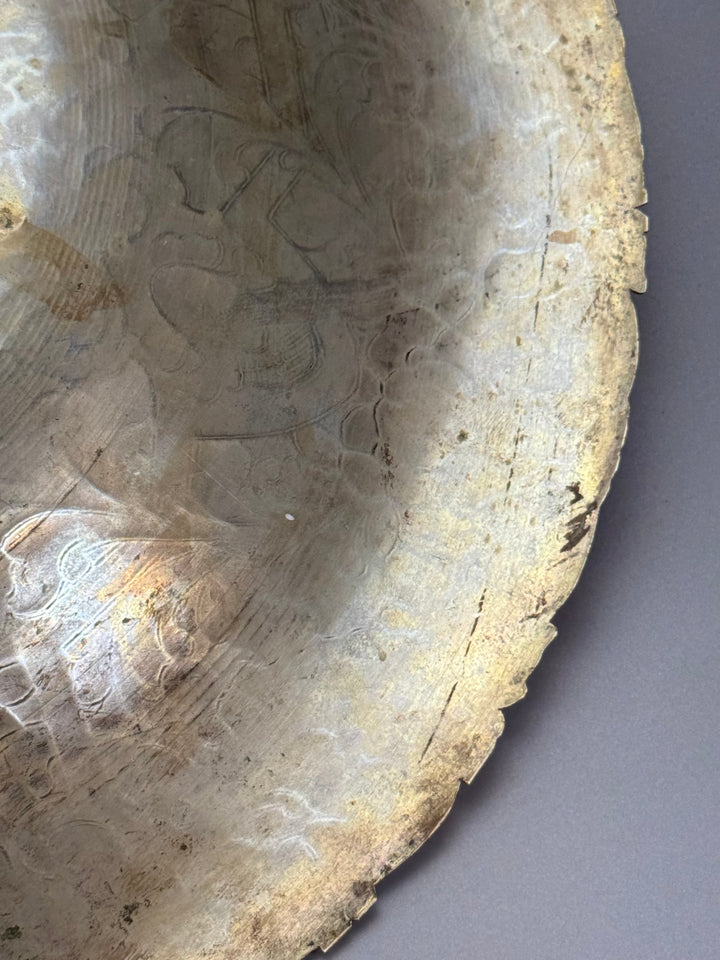 Centrotavola in metallo dorato con decoro floreale inciso vintage