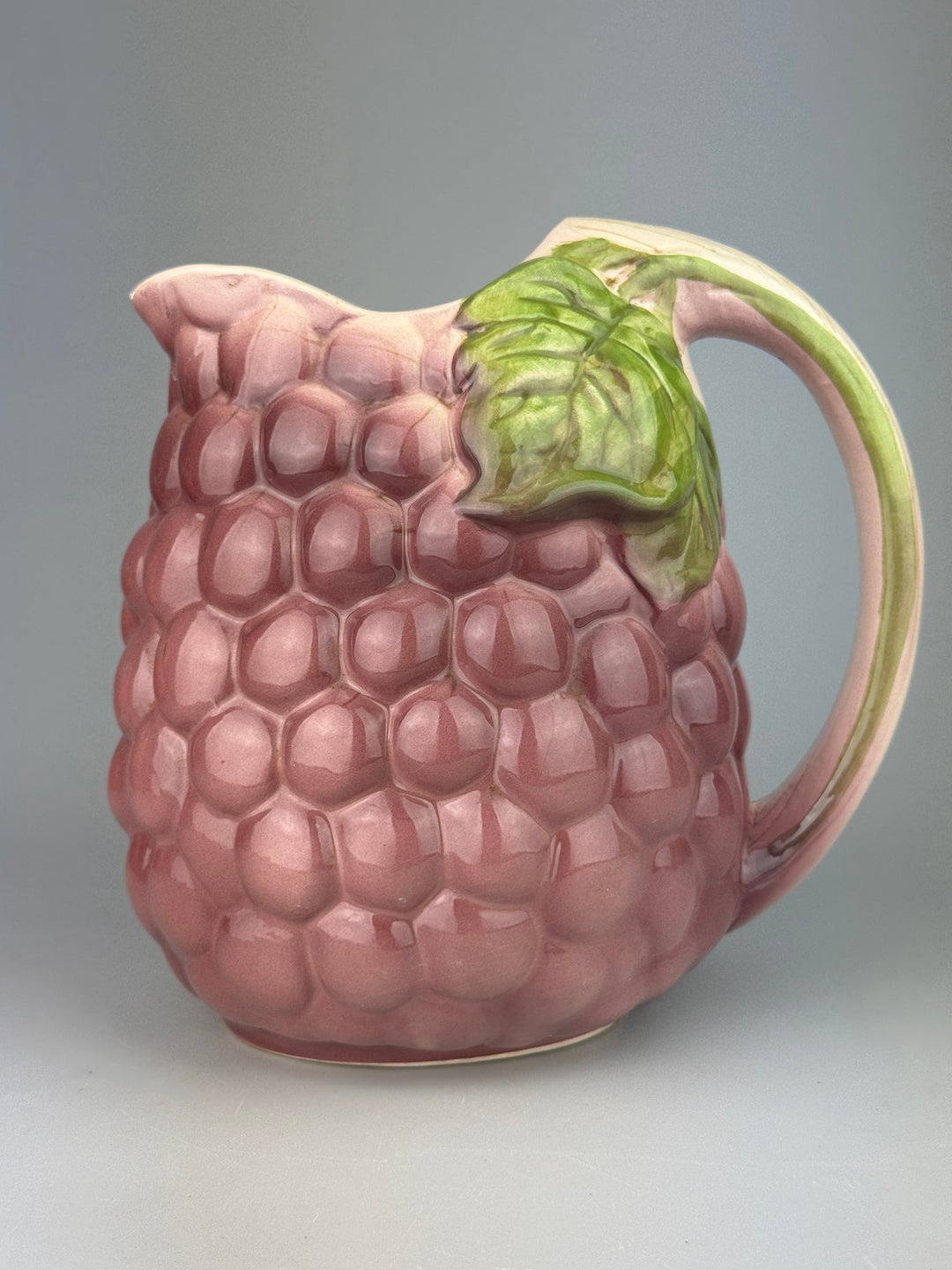 Brocca vintage in ceramica a forma di grappolo d’uva rosa e verde