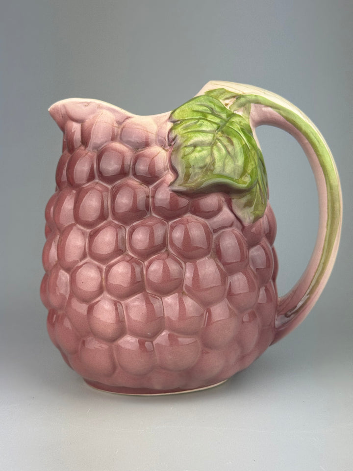 Brocca vintage in ceramica a forma di grappolo d’uva rosa e verde