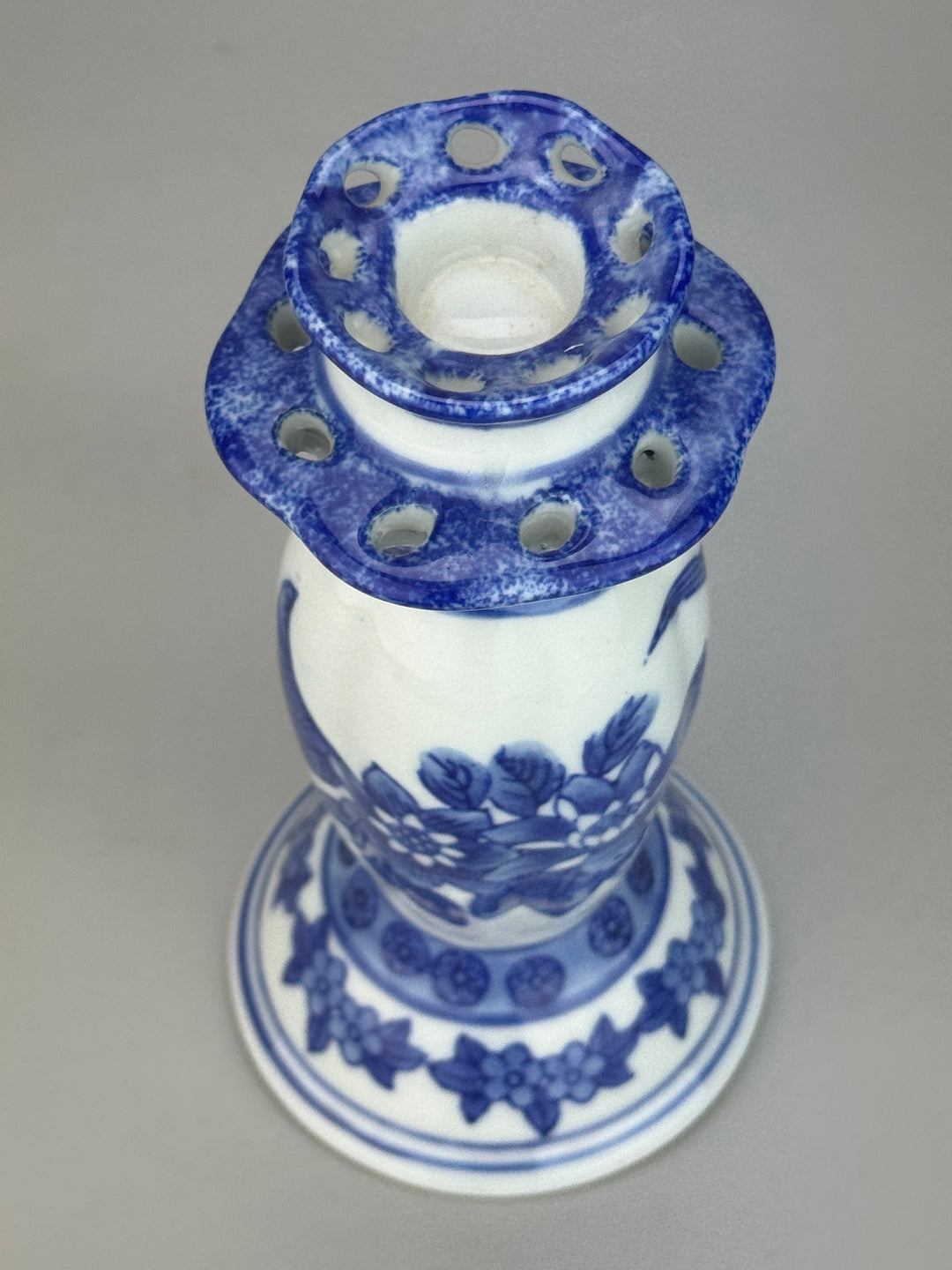 Coppia Portacandele in porcellana bianca e blu decoro floreale stile orientale