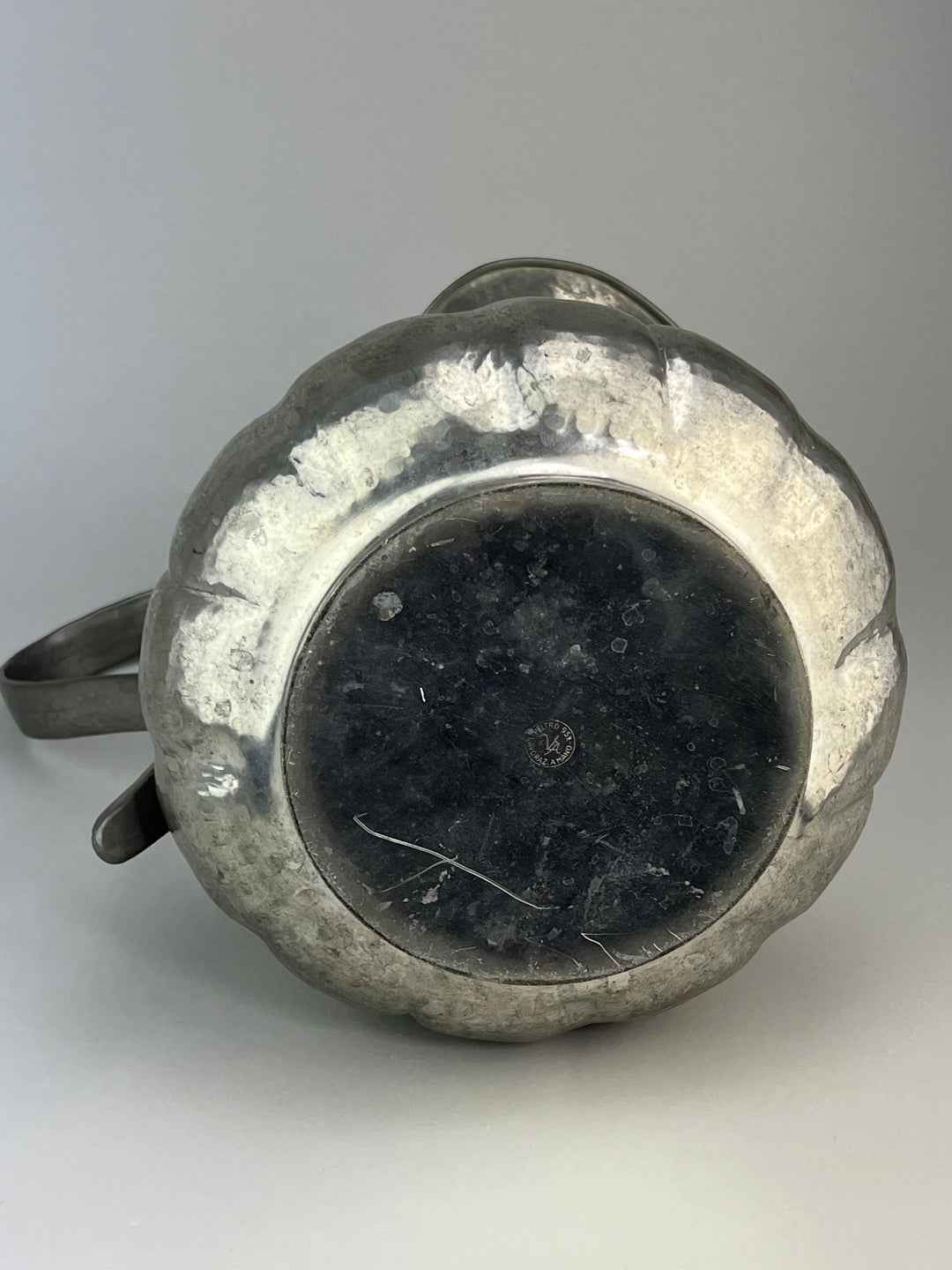 Brocca in peltro martellato a mano stile vintage