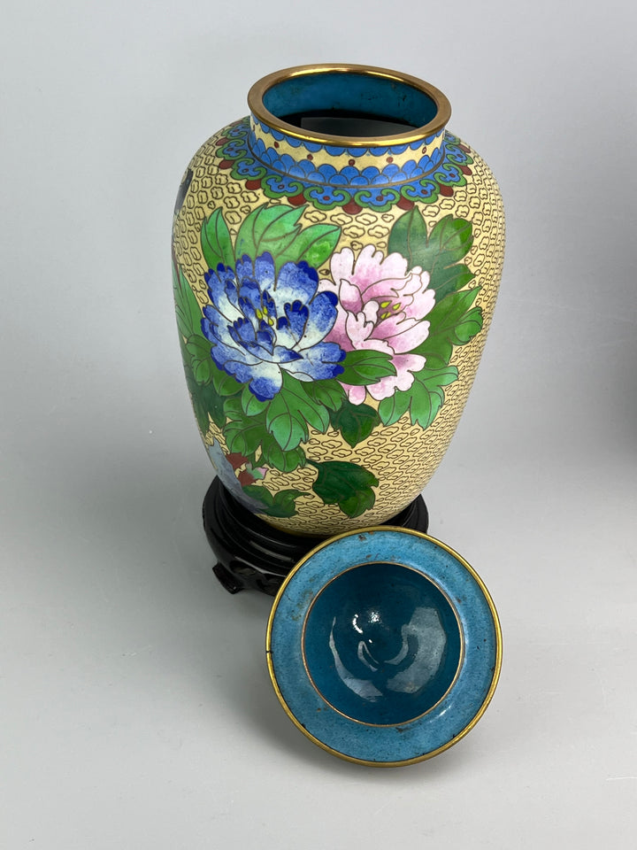 Coppia di vasi cinesi cloisonné con coperchio e base in legno