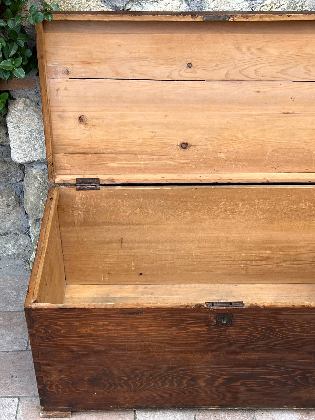Baule antico in legno massello con maniglie laterali Italia, inizio ‘900