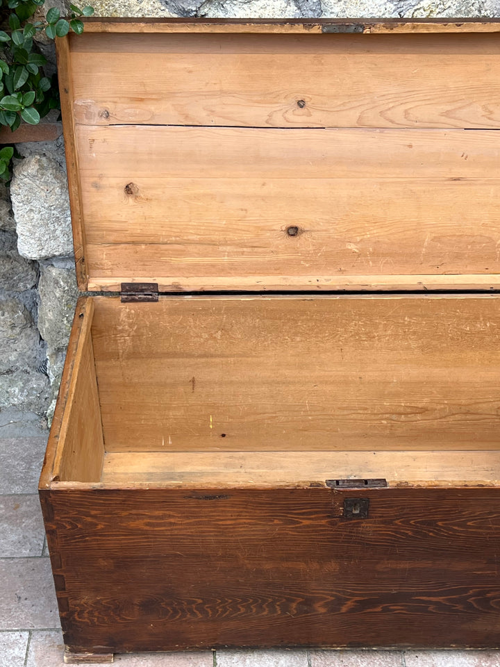 Baule antico in legno massello con maniglie laterali Italia, inizio ‘900