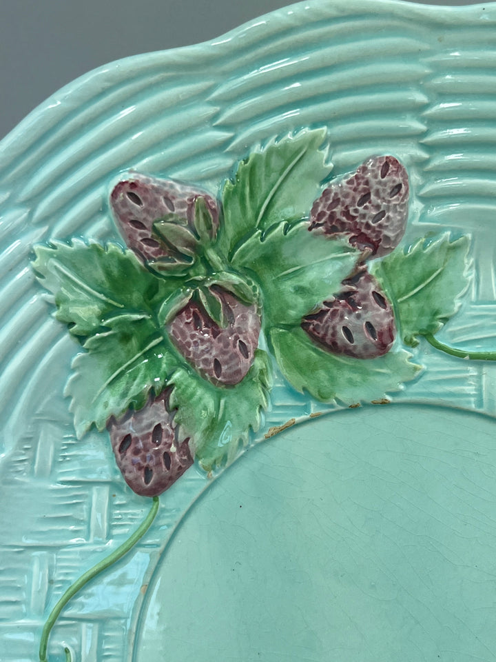 Piatto decorativo in ceramica azzurra con fragole in rilievo