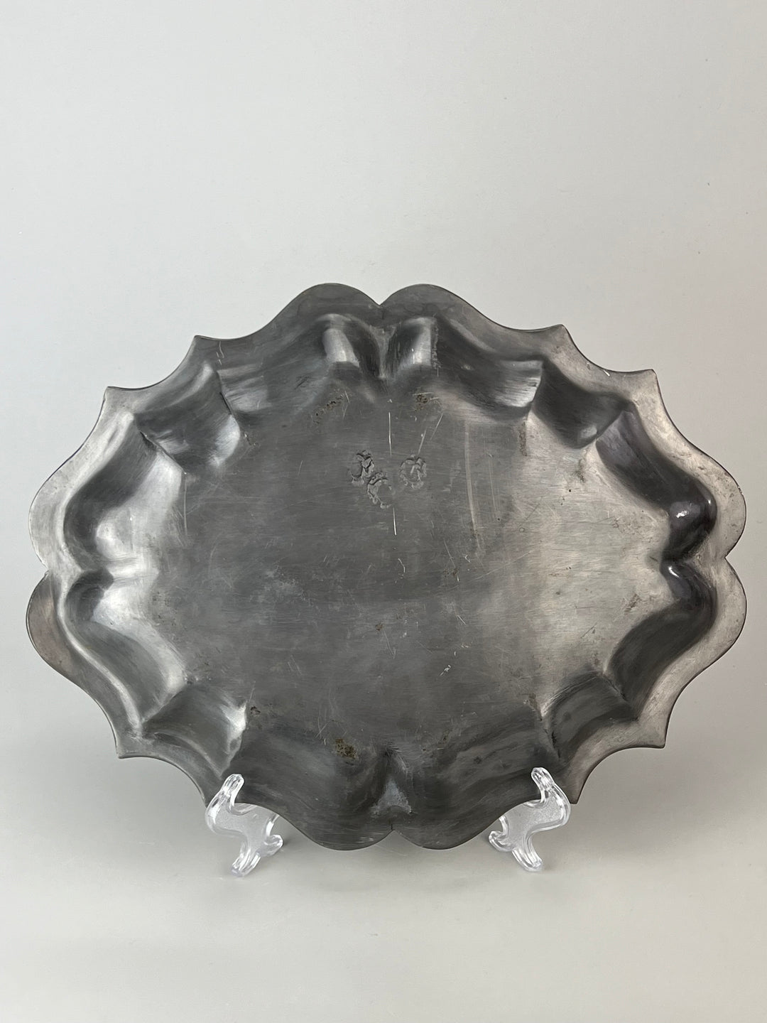 Vassoio in Peltro con Bordo Sagomato – Vintage Rustico