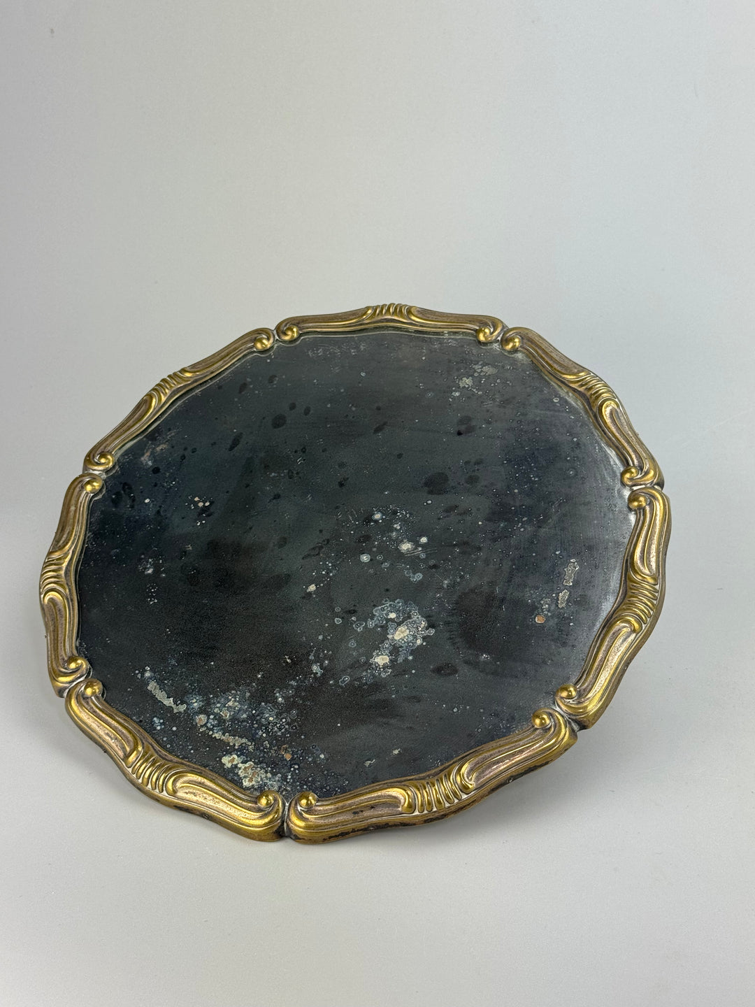 Vassoio vintage con specchio a mercurio e bordo in ottone dorato con piedini