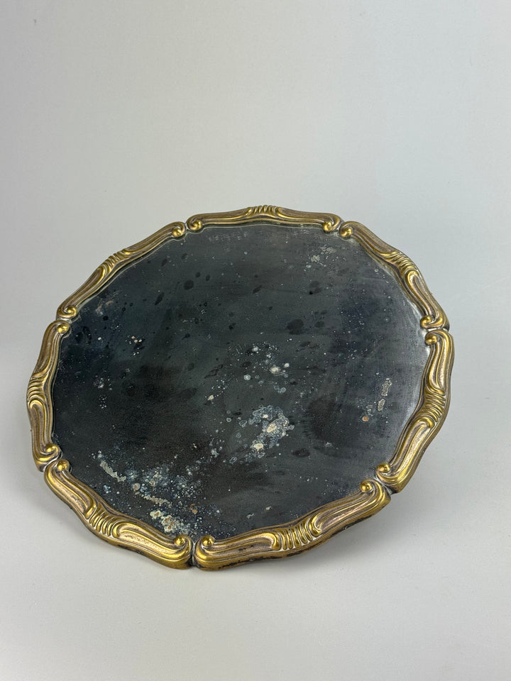 Vassoio vintage con specchio a mercurio e bordo in ottone dorato con piedini