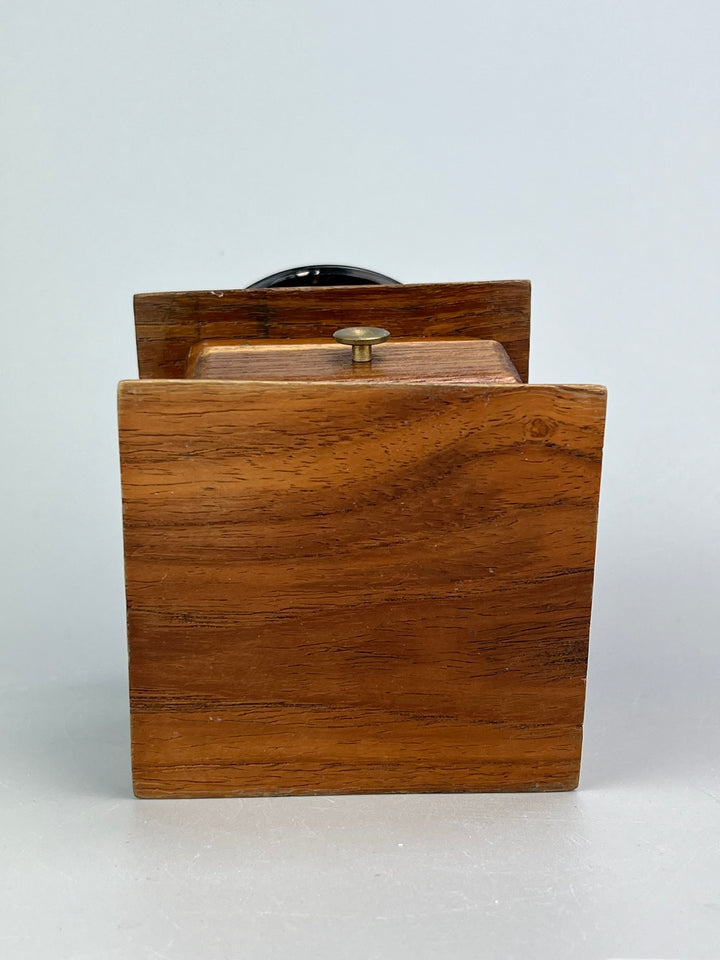 Macinacaffè vintage in legno e metallo in stile tradizionale