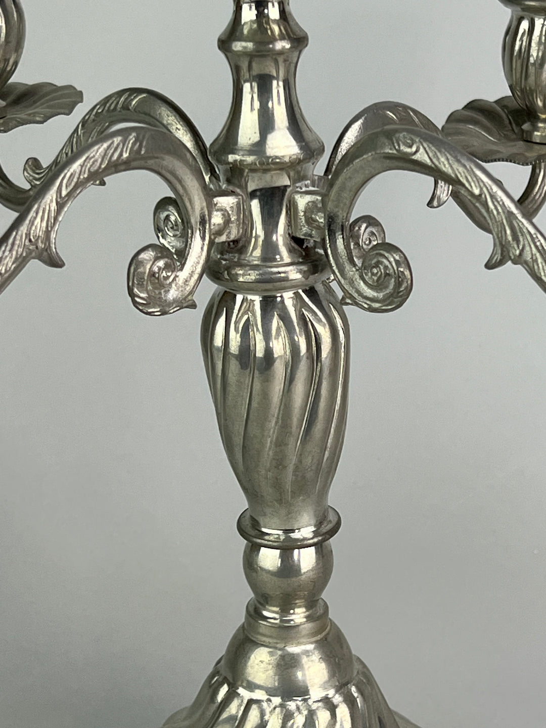Coppia di candelabri in peltro a 5 bracci stile classico