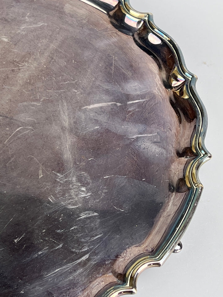 Vassoio rialzato vintage in metallo silverplated con bordo sagomato e piedini