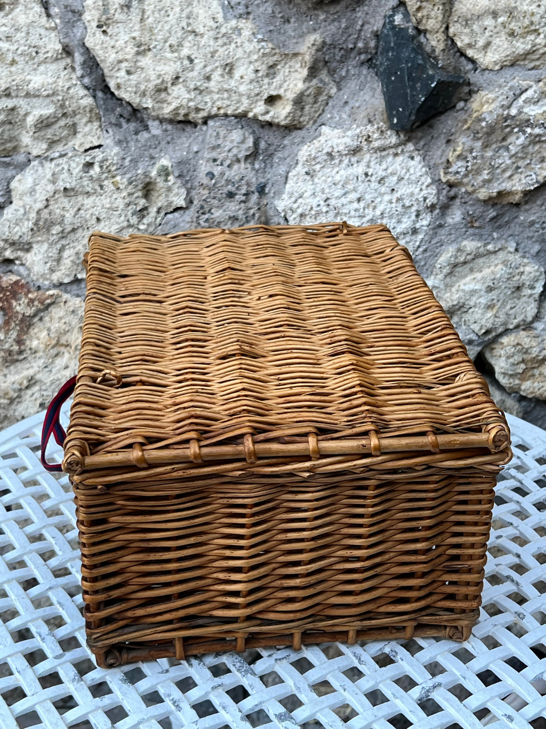 Cesta in vimini intrecciato con coperchio